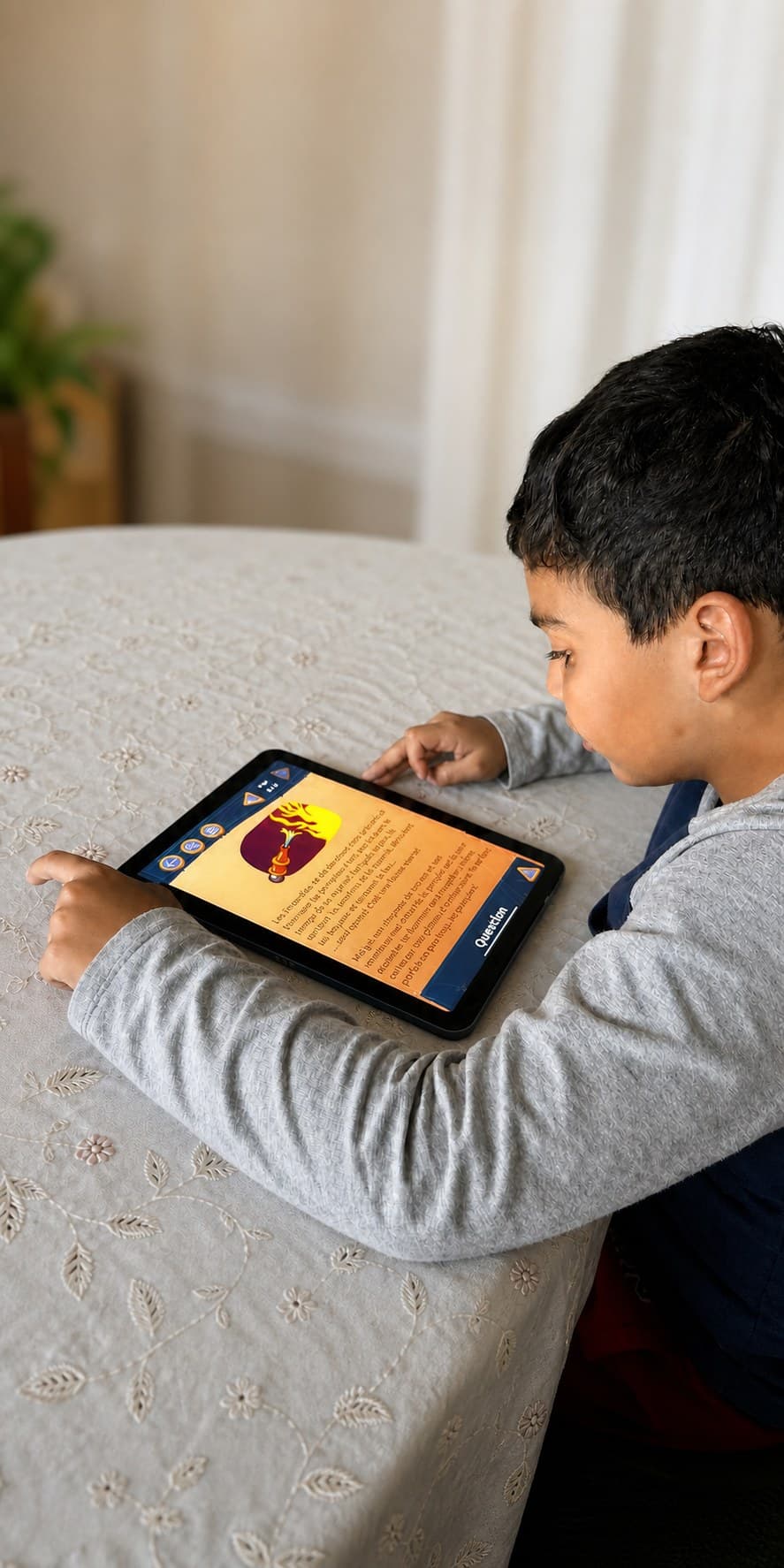 Un élève lit une activité pédagogique sur une tablette.